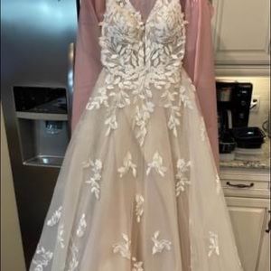 NEW Wedding Dress - Essense of Australia Style #D3023ZQ.    Size10. Brand new